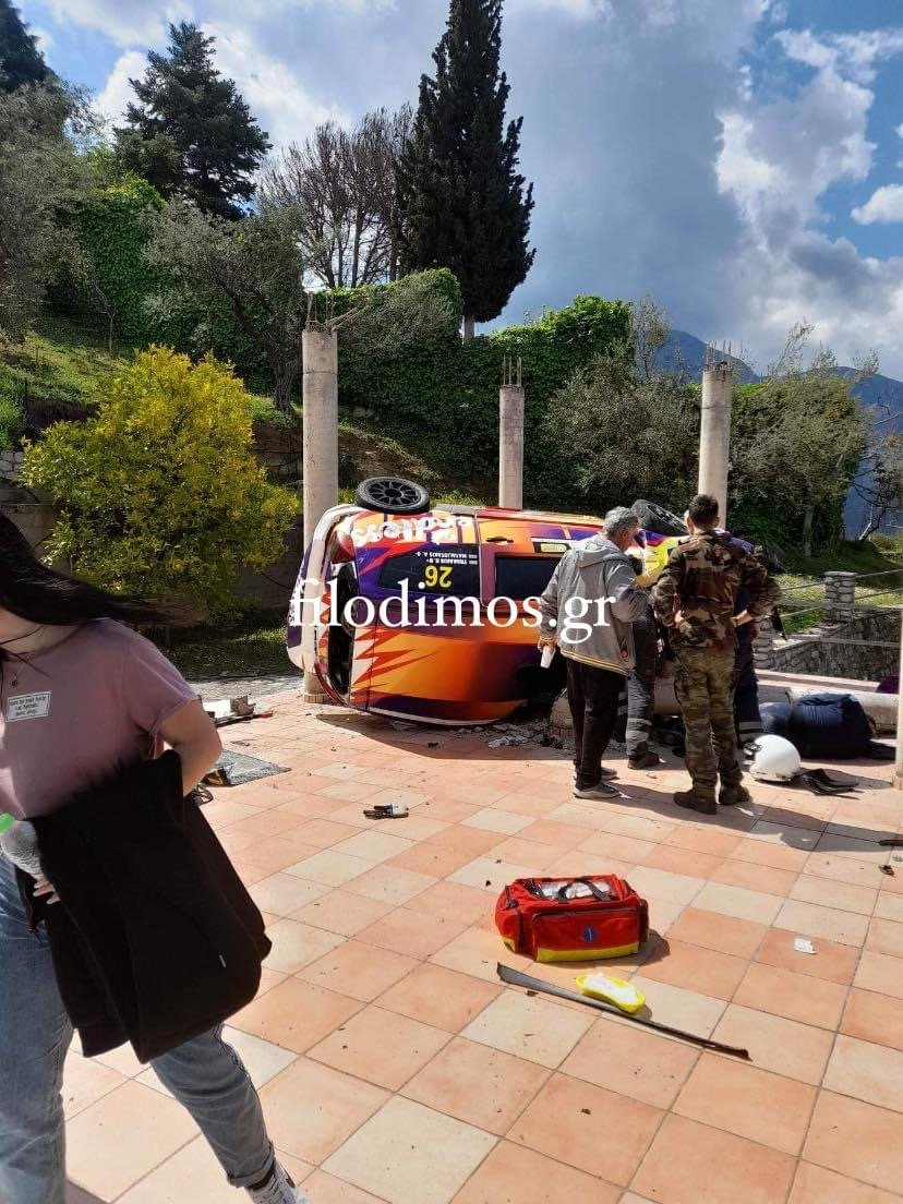 Αγωνιστικό αυτοκίνητο προσγειώθηκε σε αυλή