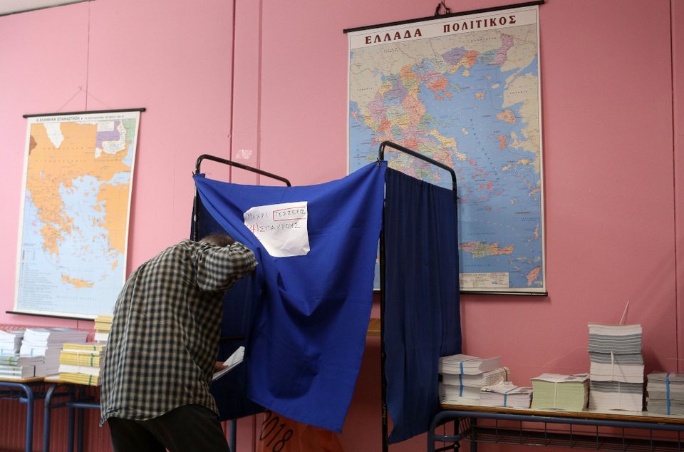 Εκλογές 2023: Ψηφοφόρος εισέρχεται στο παραβάν για να ασκήσει το εκλογικό του δικαίωμα