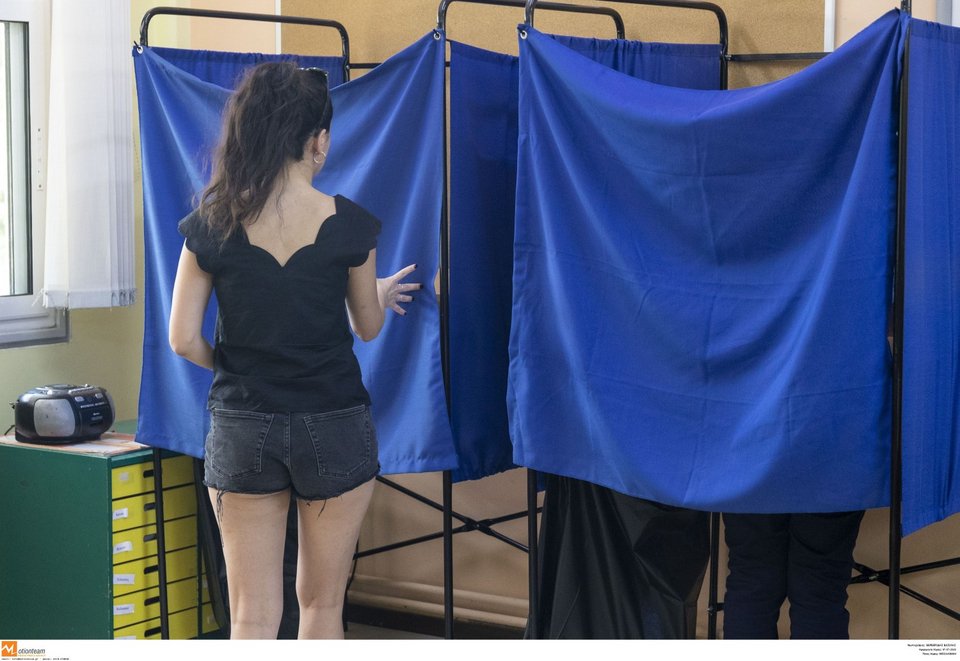 εκλογές 2023 / Μια κοπέλα μπαίνει στο παραβάν για να ψηφίσει κατά τις προηγούμενες εκλογές