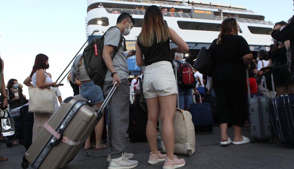 Εκλογική άδεια / Πολίτες επιβιβάζονται σε πλοίο της γραμμής, στο λιμάνι του Πειραιά
