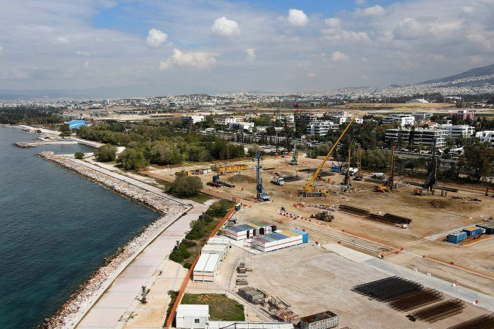 Aποψη του εργοταξίου οικοδόμησης του παραθαλάσσιου ουρανοξύστη στο Ελληνικό. Το παλιό αεροδρόμιο είναι τμήμα της Αστικής Ανάπλασης Ελληνικού που πραγματοποιεί η Lamda Development. ΑΠΕ-ΜΠΕ/ΑΛΕΞΑΝΔΡΟΣ ΡΕΜΟΥΝΔΟΣ