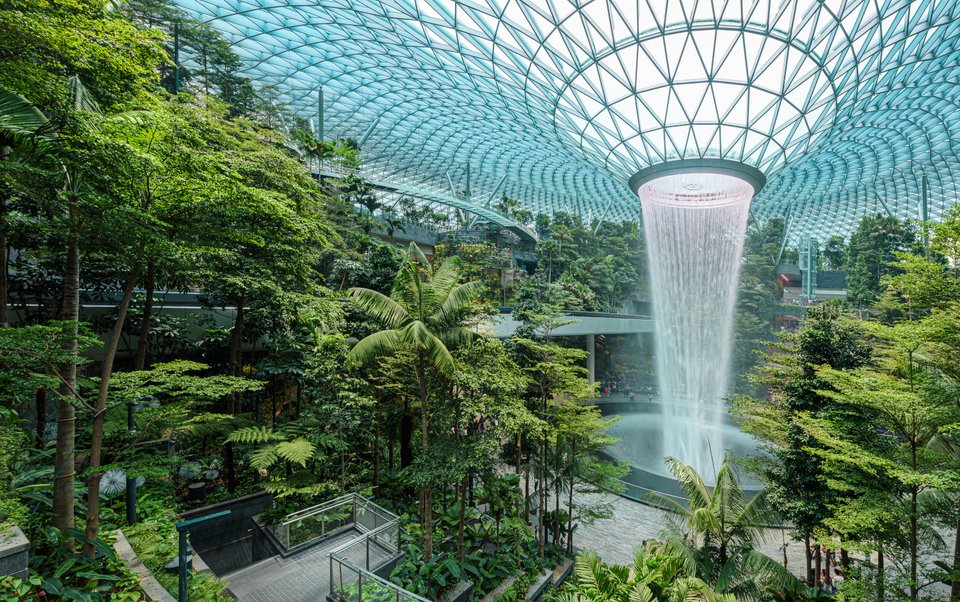 Το αεροδρόμιο Jewel Changi είναι ένα νέο κτίριο τερματικού σταθμού κάτω από έναν γυάλινο θόλο, με εσωτερικό καταρράκτη και τροπικό δάσος, εμπορικά κέντρα και εστιατόρια, στη Σιγκαπούρη.