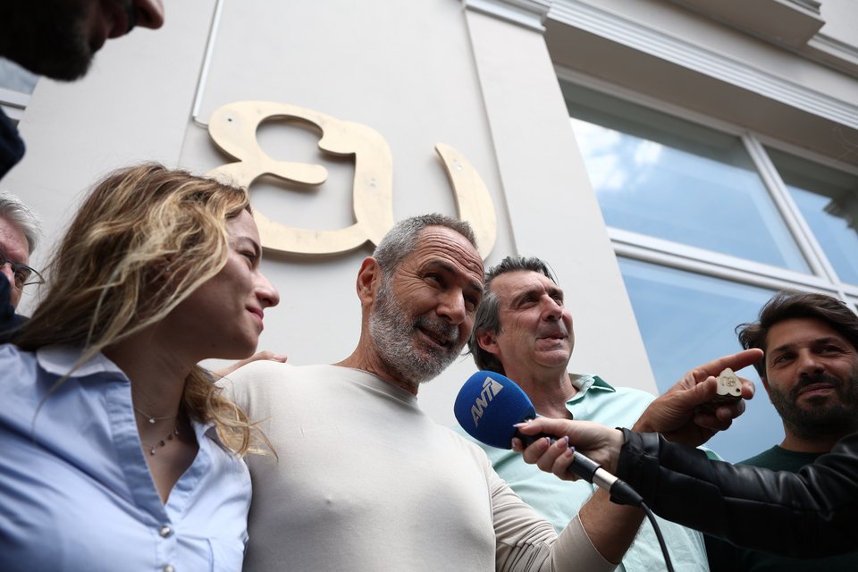 Έξω από τα γραφεία του κόμματος «Ευ», στην Ερμού, στο κέντρο της Αθήνας
