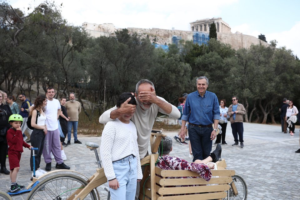 Στην Πνύκα για τη «γενέθλια γιορτή» του κόμματος «Ευ»