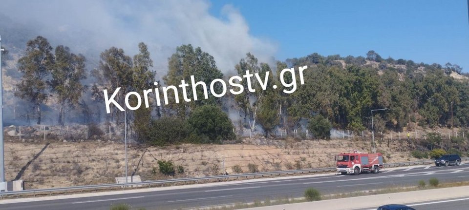 Η φωτιά από το αυτοκίνητο επεκτάθηκε στο πρανές της Αθηνών-Κορίνθου