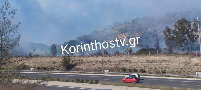 Η φωτιά από το αυτοκίνητο επεκτάθηκε στο πρανές της Αθηνών-Κορίνθου