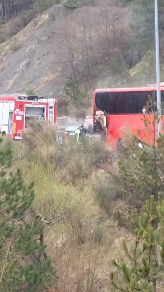 Πυροσβέστες σβήνουν τη φωτιά που σημειώθηκε στο λεωφορείο / thesstoday.gr