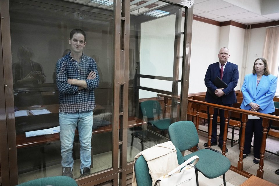 O Γκέρσκοβιτς χαμογελαστός στο δικασρτήριο, ενώ δίπλα του στέκεται η Αμερικανίδα πρεβευτής στη Ρωσία,Λιν Τρέισι