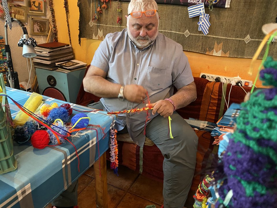 Όπως ο ίδιος εξηγεί στο Αθηναϊκό/Μακεδονικό Πρακτορείο Ειδήσεων, όλα ξεκίνησαν τη δεκαετία του '80, όταν η σύζυγός του έκανε μια τζίβα στα μαλλιά της, στις διακοπές τους στη Χαλκιδική