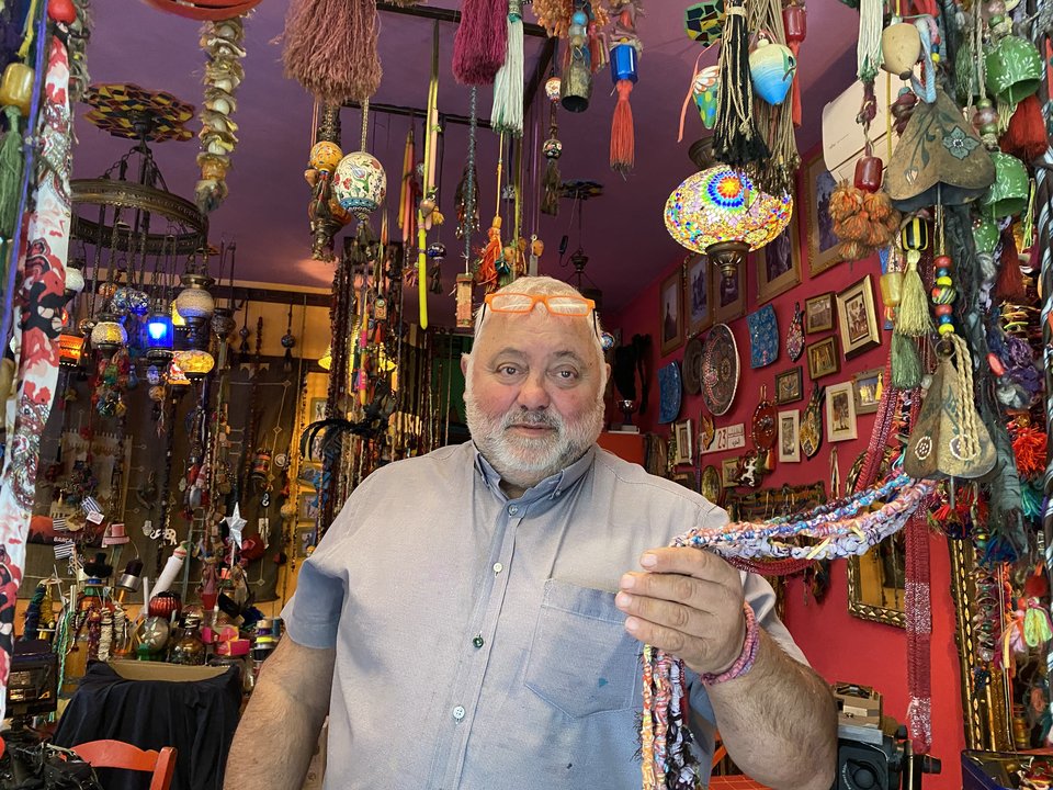 «Έρχεται πλέον κόσμος και μου λέει: "Βασίλη, φτιάξε μου σε παρακαλώ μια τζίβα με το μπλουζάκι του γιου μου»