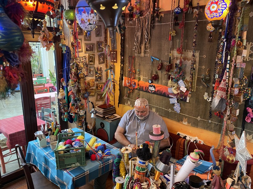 Ο Βασίλης Αγραφιώτης μέσα στο εργαστήριό του