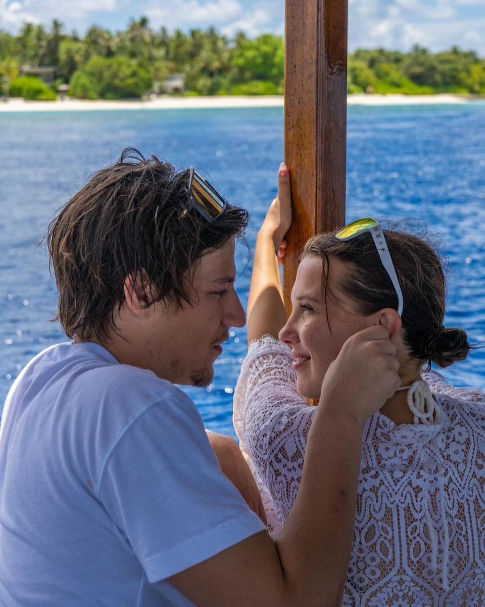 Ο Jake Bongiovi με τη Millie Bobby Brown
