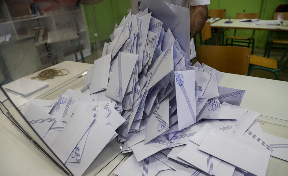 εκλογές 2023 / ένα "βουνό" από ψηφοδέλτια πάνω σε τραπέζι