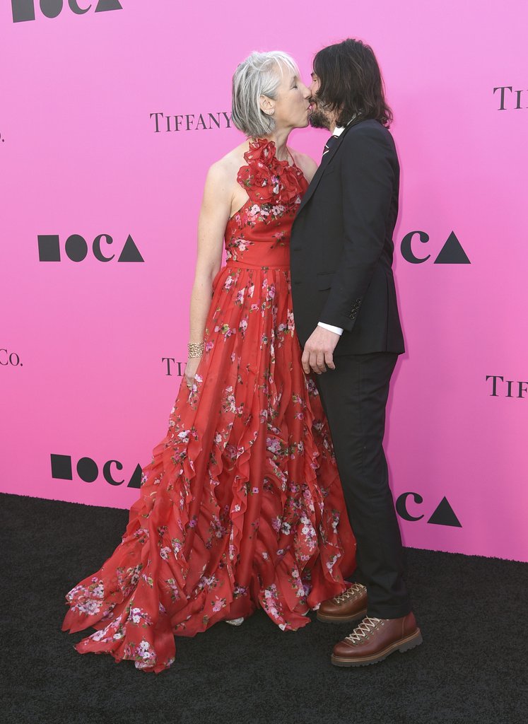 Η Alexandra Grant και ο Keanu Reeves μοιράζονται ένα φιλί στο Gala του Μουσείου Σύγχρονης Τέχνης