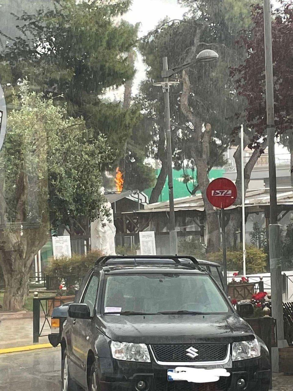 Φωτιά από κεραυνό στο κέντρο του Αμαρουσίου / facebook / Forecast weather greece
