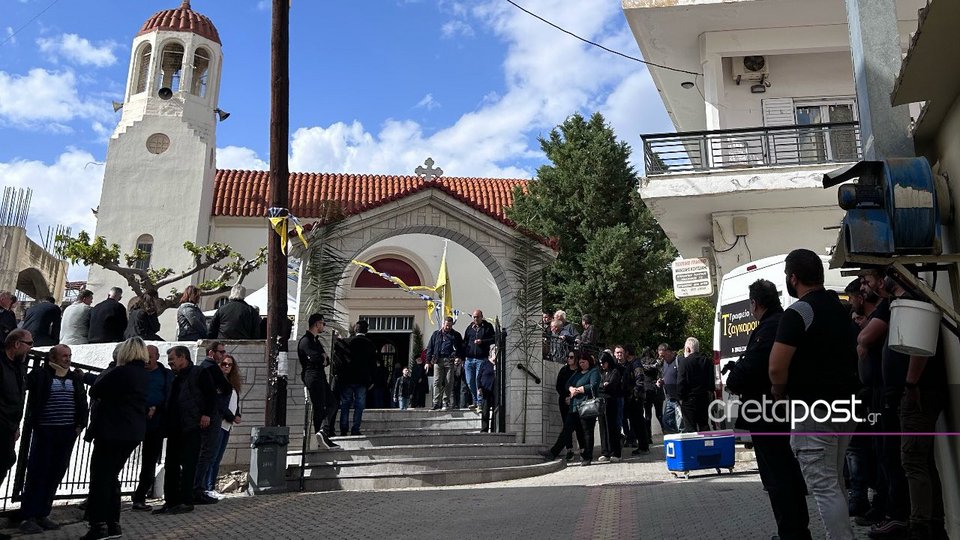 Κηδεία του 24χρονου Γιάννη που σκοτώθηκε σε τροχαίο