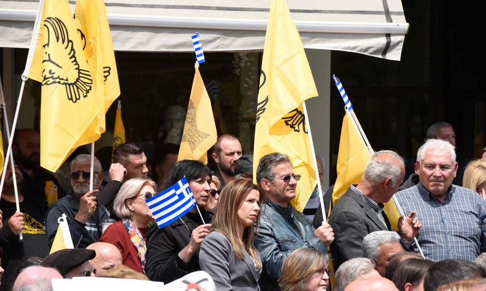 Ανθρωποι του ποντιακού ελληνισμού με σημαίες ποντιακές στην ομιλία Τσίπρα στο Μενίδι