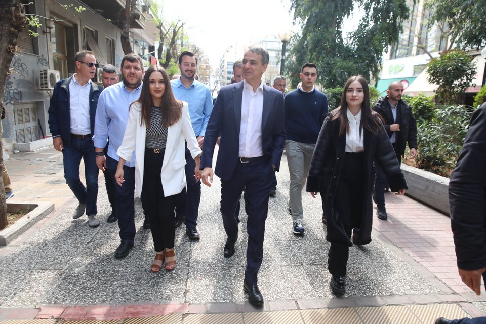 Στον πεζόδρομο στο Κουκάκι ο Μητσοτάκης