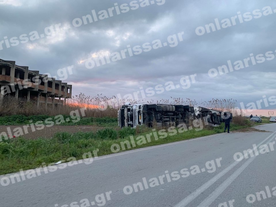 Ανατροπή νταλίκας στη Λάρισα / onlarissa.gr