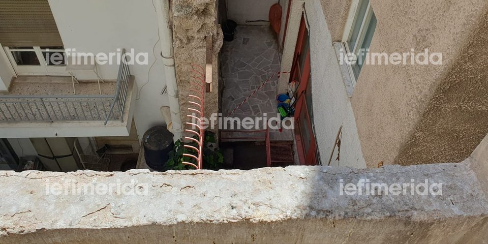 Το μπαλκόνι του πρώτου ορόφου στον ακάλυπτο χώρο της βιβλιοθήκης Καλλιθέας