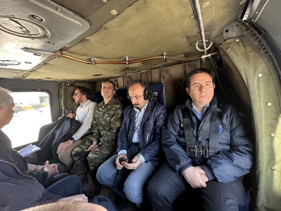 Ο υπουργός Μετανάστευσης και Ασύλου, κ. Νότης Μηταράκης, πάνω από τις περιοχές που χτυπήθηκαν από τους φονικούς σεισμούς