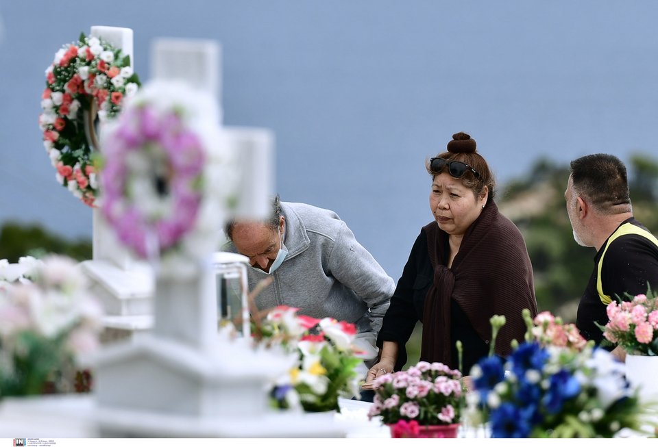 Η μητέρα της Καρολάιν σε παλαιότερο στιγμιότυπο στον τάφο της κόρης της