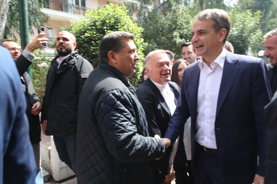 Ο Μητσοτάκης κουβεντιάζει με πολίτες