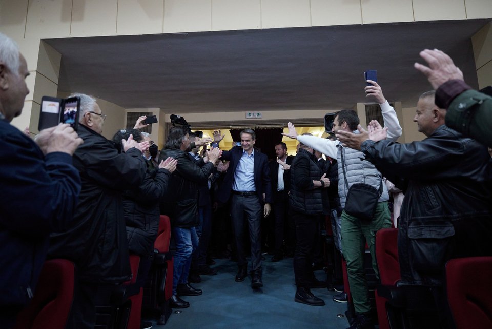 Ο Κυριάκος Μητσοτάκης αποθεώνεται κατά την είσοδό του στο Δημοτικό Αμφιθέατρο Ξάνθης