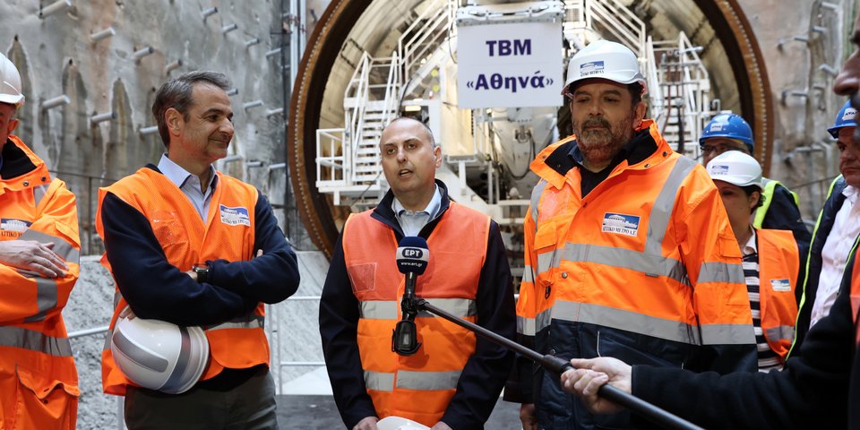 Ο Κυριάκος Μητσοτάκης με τον υφυπουργό Υποδομών Γιώργο Καραγιάννη στο εργοτάξιο της Γραμμής 4 του μετρό