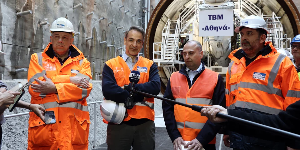 Ο Κυριάκος Μητσοτάκης με τον υφυπουργό Υποδομών Γιώργο Καραγιάννη στο εργοτάξιο της γραμμής 4 του μετρό