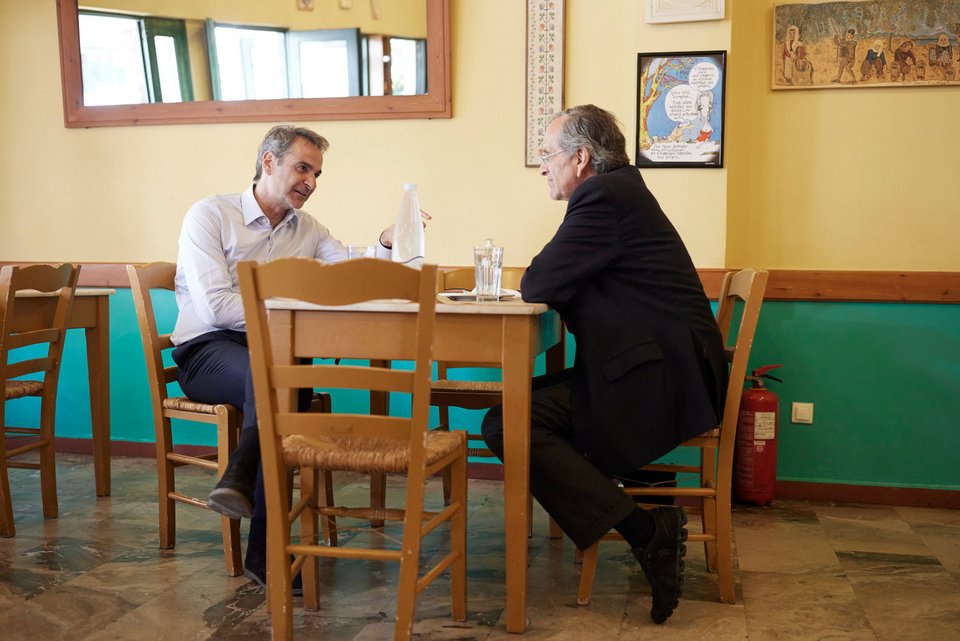 Κυριάκος Μητσοτάκης και Αντώνης Σαμαράς σε μεζεδοπωλείο στην Καλαμάτα