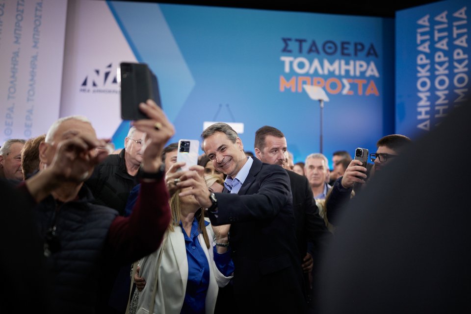 Ο Κυριάκος Μητσοτάκης βγάζει φωτογραφίες με κόσμο από το ακροατήριο στη Ξάνθη