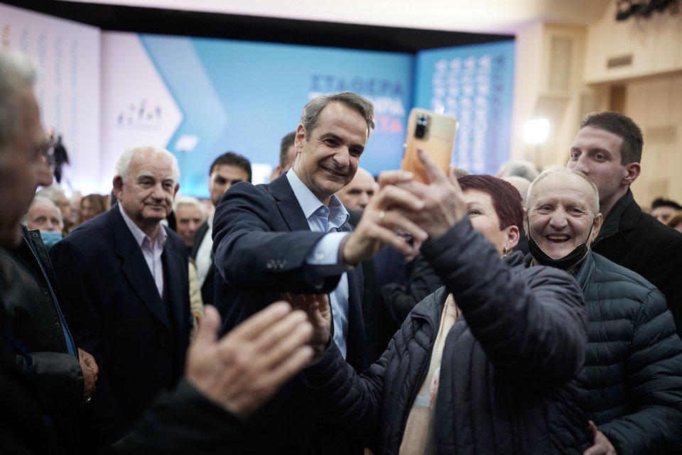 Ο Κυριάκος Μητσοτάκης φωτογραφήθηκε με αρκετούς από το ακροατήριο στην ομιλία του στην Ξάνθη
