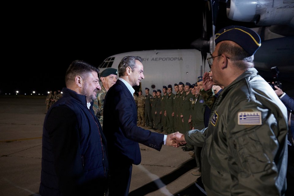 Μητσοτάκης στην Ελευσίνα με απεγκλωβισμένους από Σουδάν