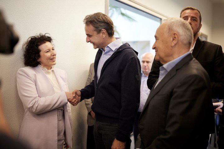 Ο Πρωθυπουργός είχε την ευκαιρία να συνομιλήσει με εργαζόμενους, πολλοί εκ των οποίων επέστρεψαν στην Ελλάδα από το εξωτερικό λόγω της εργασιακής ευκαιρίας που βρήκαν