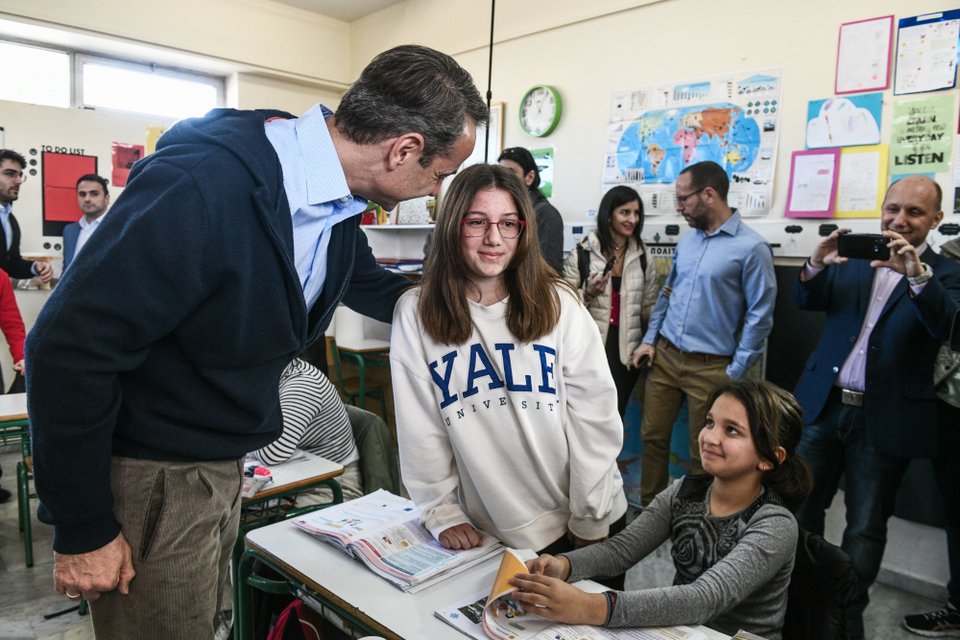 Σε σχολείο στους Αγίους Αναργύρους ο Μητσοτάκης / EUROKINISSI