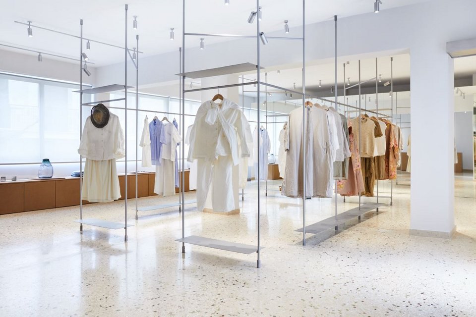 O χώρος με τα ρούχα και τα κοσμήματα στο δεύτερο δωμάτιο του ισογείου / Γιάννης Μπουρνιάς