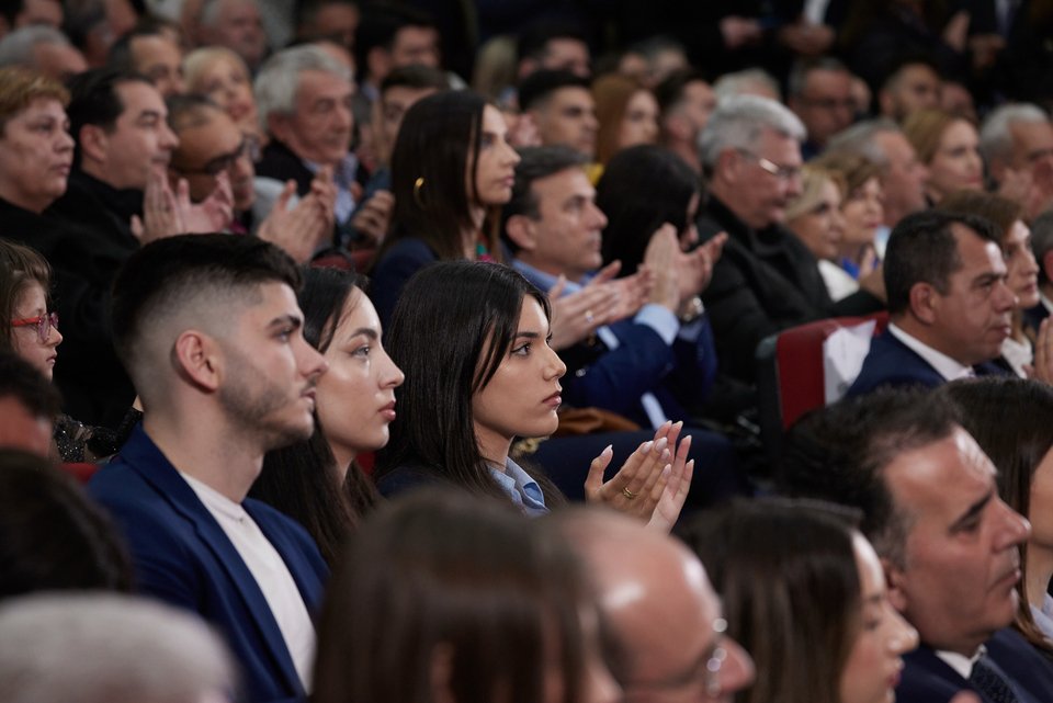 Νεαρά άτομα παρακολουθούν την ομιλία του Κυριάκου Μητσοτάκη στην Ξάνθη