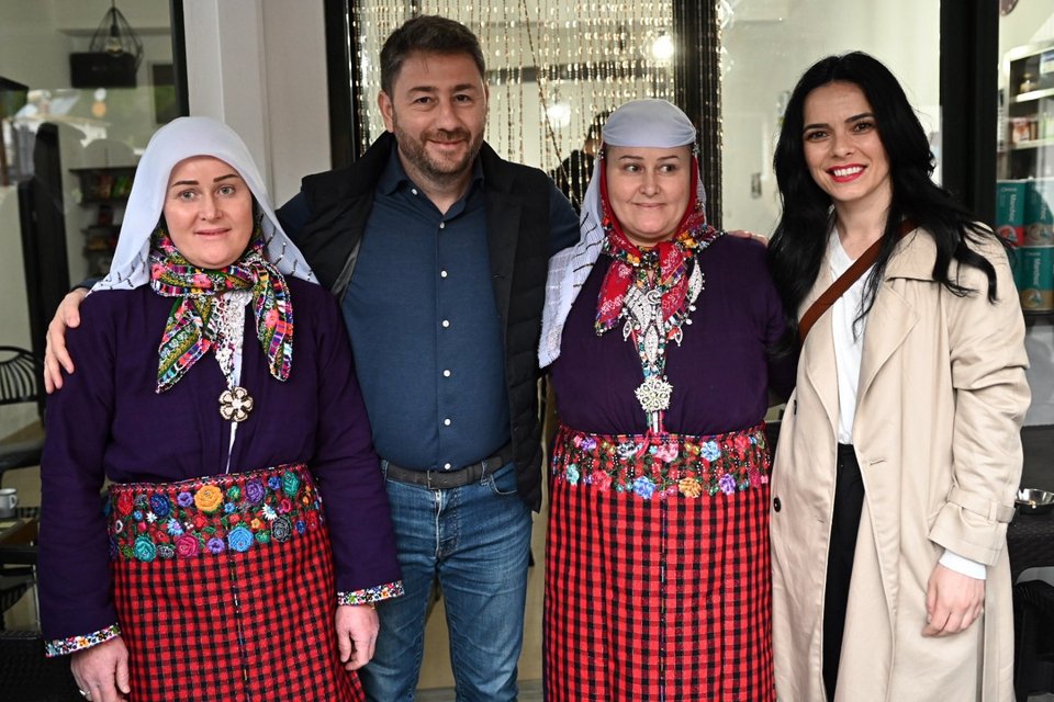 Ο πρόεδρος του ΠΑΣΟΚ-Κινήματος Αλλαγής, Νίκος Ανδρουλάκης, στο χωριό Κένταυρος, στην Ξάνθη