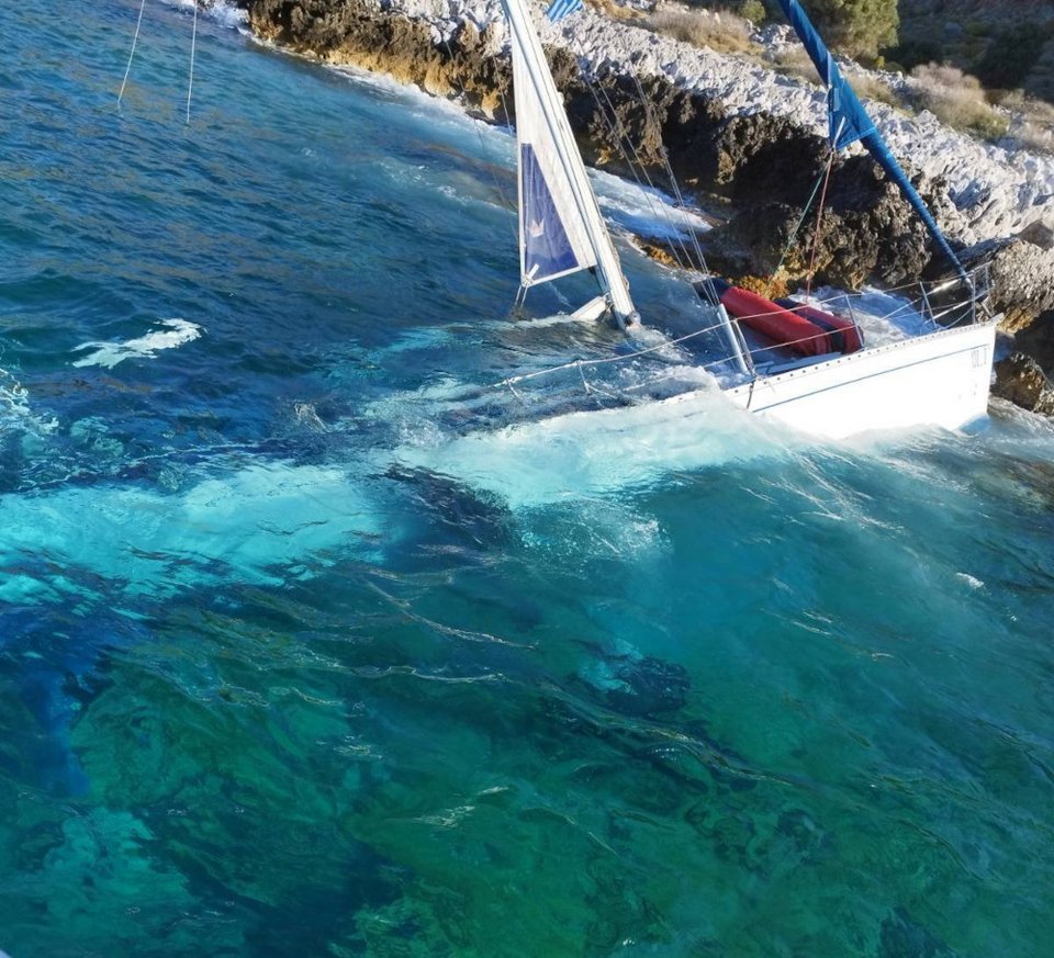 Ιστιοφόρο με μετανάστες εντοπίστηκε ημιβυθισμένο στο Οίτυλο / ΛΙΜΕΝΙΚΟ ΣΩΜΑ