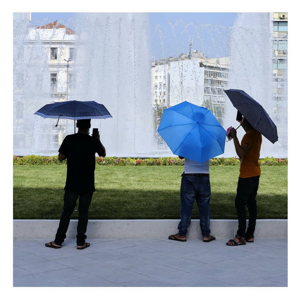 Μετανάστες ξαποσταίνουν στην Ομόνοια