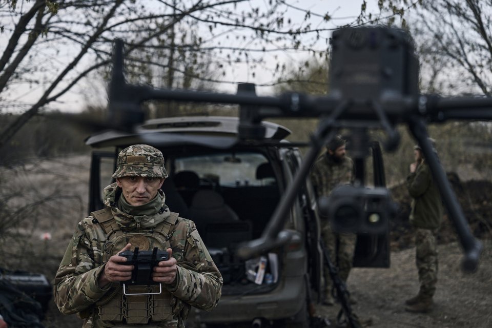 Στρατιώτης στην Ουκρανία χειρίζεται Drone