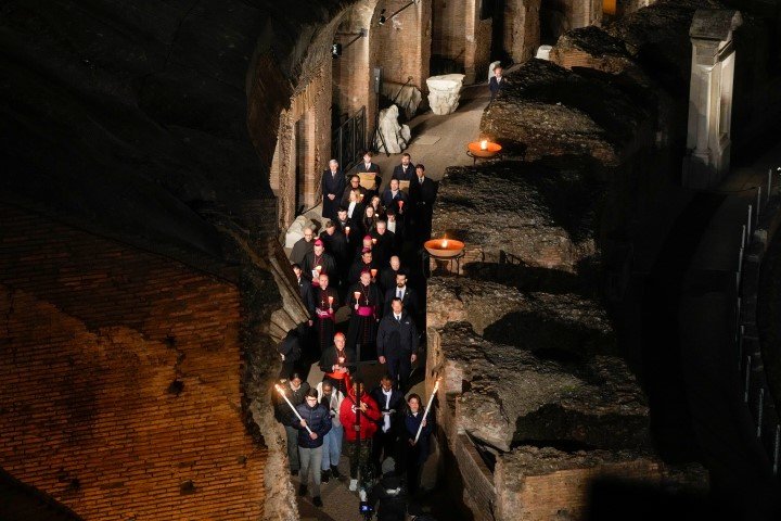 Πάσχα Καθολικών στη Ρώμη: Η «Οδός του Σταυρού» της Μεγάλης Παρασκευής των Καθολικών, στο Κολοσσαίο / Φωτογραφία: AP Photo/Gregorio Borgia