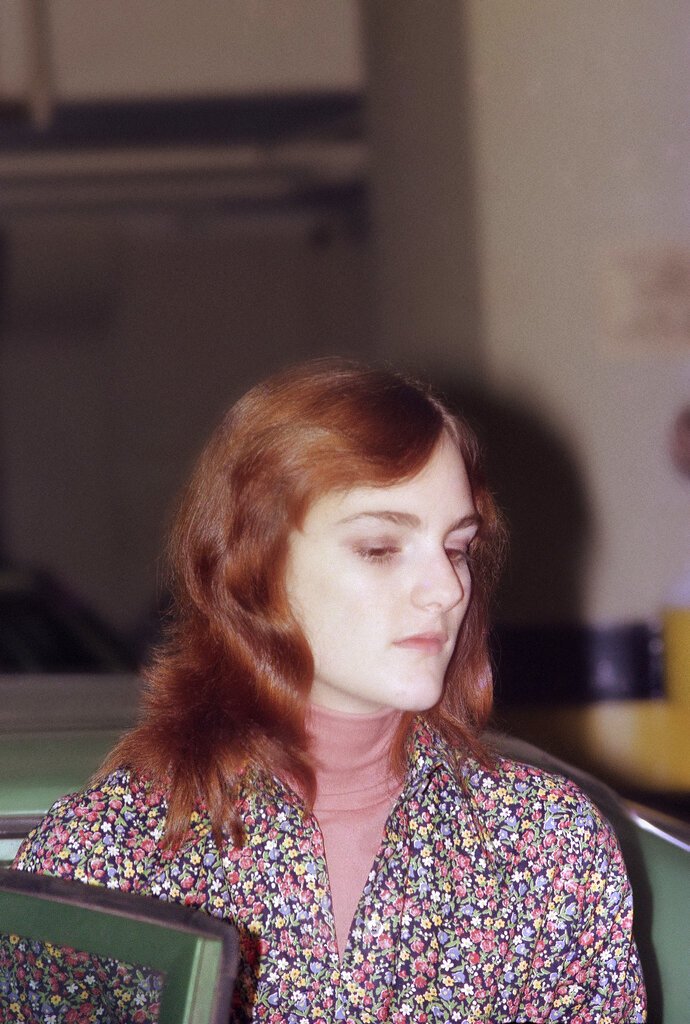 Η Patricia Hearst στο δικαστήριο φορώντας φόρεμα για πρώτη φορά, φτάνει στο ομοσπονδιακό κτίριο στο Σαν Φρανσίσκο, 5 Φεβρουαρίου 1976