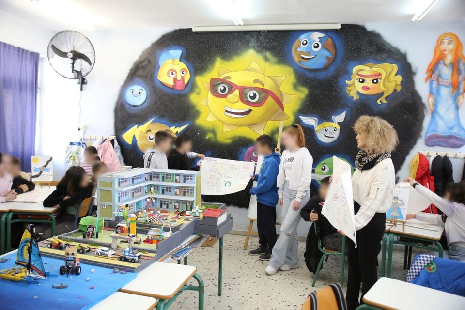 O δήμαρχος Πειραιά, Γιάννης Μώραλης, με μαθητές των σχολείων της πόλης