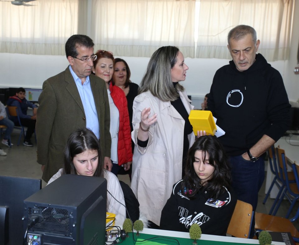 O δήμαρχος Πειραιά, Γιάννης Μώραλης, με μαθητές των σχολείων της πόλης