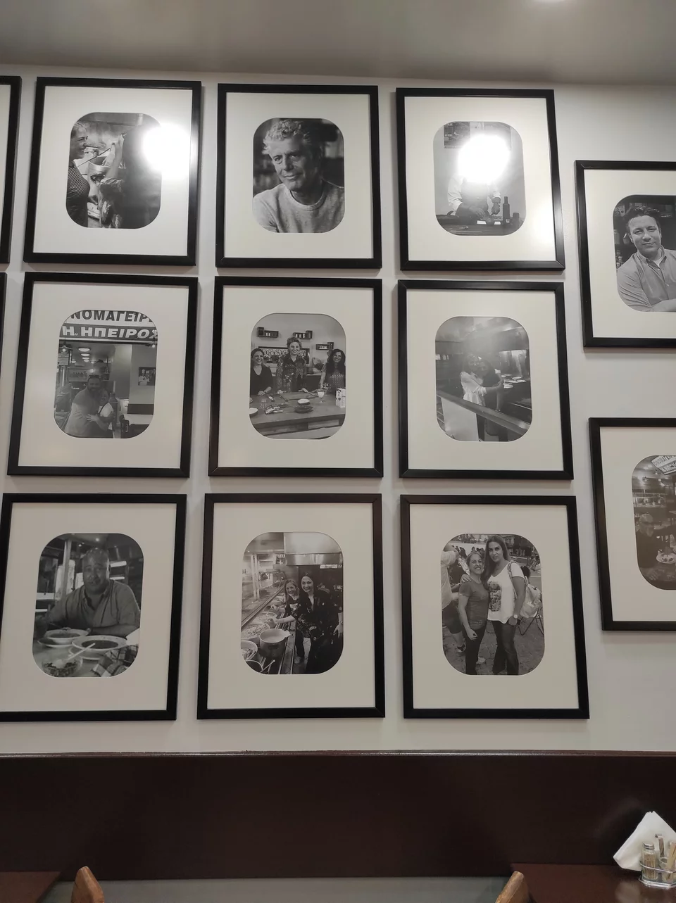 Στον τοίχο του μαγαζιού υπάρχουν φωτογραφίες με τους αναγνωρίσιμους επισκέπτες του μαγειρείου. Η φωτογραφία του Anthony Bourden 