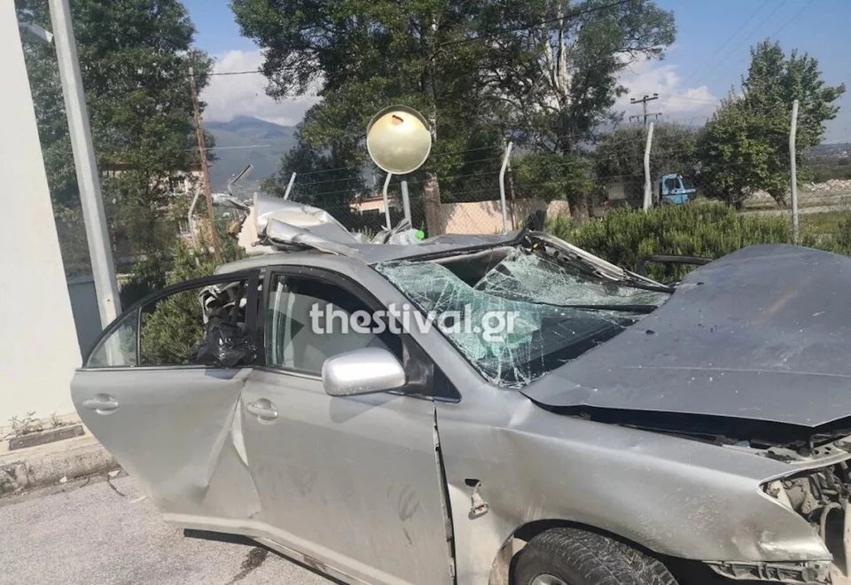 Το ένα από τα δύο ΙΧ που ενεπλάκησαν στο τροχαίο στον Πλαταμώνα / thestival.gr