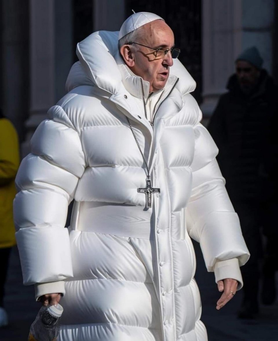 Η viral fake φωτογραφία του Πάπα με puffer jacket τύπου Balenciaga, η οποία δημιουργήθηκε με το λογισμικό τεχνητής νοημοσύνης Midjourney, έγινε viral προκαλώντας μια μεγάλη συζήτηση για τα όρια της AI.