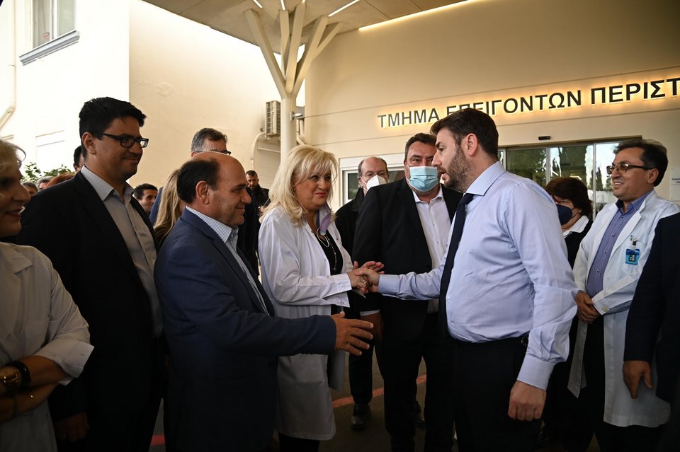 Ο πρόεδρος του ΠΑΣΟΚ Νίκος Ανδρουλάκης στο Νοσοκομείο «Γ. Γεννηματάς»